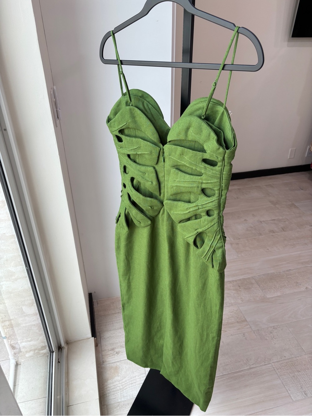 FARM Rio: GREEN MONSTERA LEAF SLEEVELESS
MAXI DRESS - Picture 10 of 11